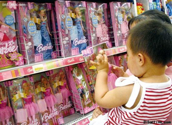 顧客正抱著孩子選購芭比娃娃玩具。此前,德國有報(bào)告稱芭比娃娃等玩具發(fā)現(xiàn)了有害成分鄰苯二甲酸鹽(酯) (南山CFP/圖)